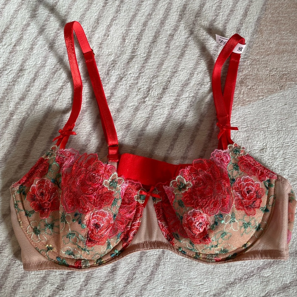 Victoria’s Secrets Elegant Red Floral Lace Bra
